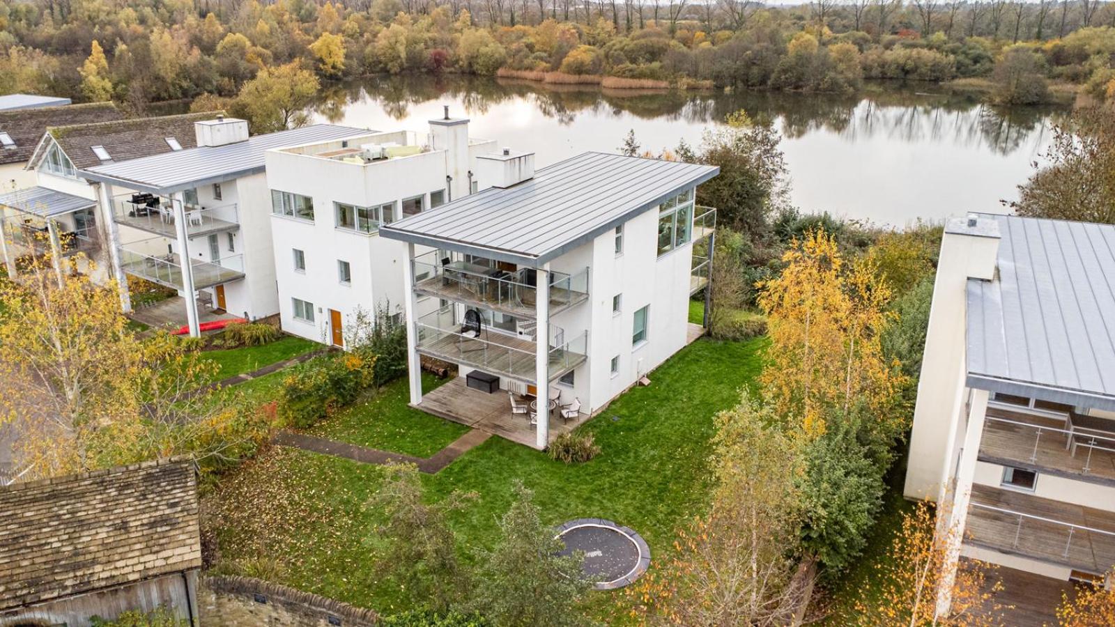 Lakeside Property With Access Into Spa On A Nature Reserve Bauhinia House Hm73 Somerford Keynes Extérieur photo